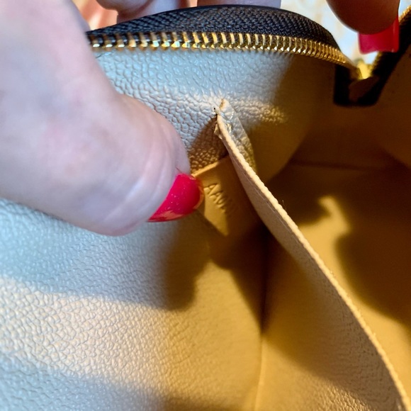 Louis Vuitton Cosmetic Bag GM - Picture 9 of 16